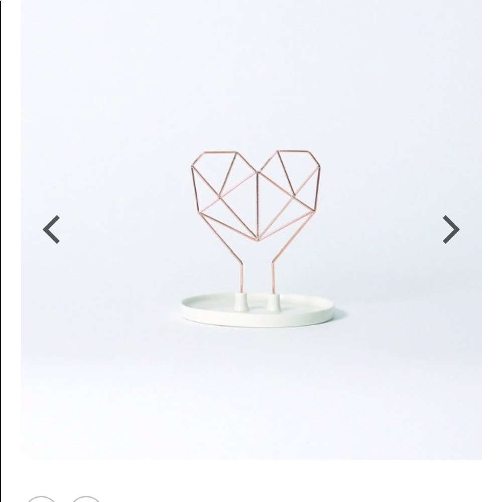 Coxet wire heart ceramic jewelry display